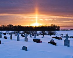 Можно ли зимой ходить на кладбище: приметы