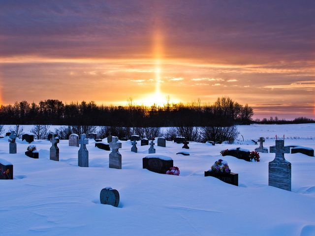 Можно ли зимой ходить на кладбище: приметы
