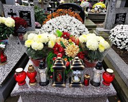Можно ли отмечать день рождения умершего человека, ходить в этот день на кладбище, поминать, ставить свечку? Что нужно делать в день рождения умершего?