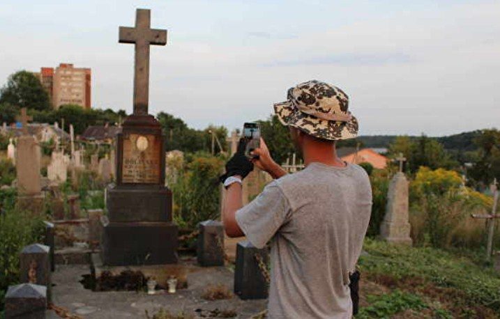 Только родственников и знаменитостей, но все же не желательно