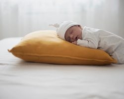 Как должен спать новорожденный: одетый или нет? Во что одевать новорожденного ребенка во время сна?
