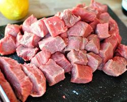 Как нарезать мясо — вдоль и поперек волокон?