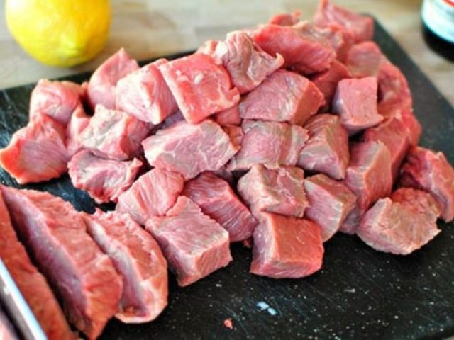 Как нарезать мясо — вдоль и поперек волокон?