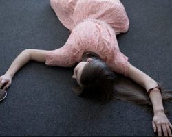 Как упасть в обморок специально и безопасно: эффективные способы и советы