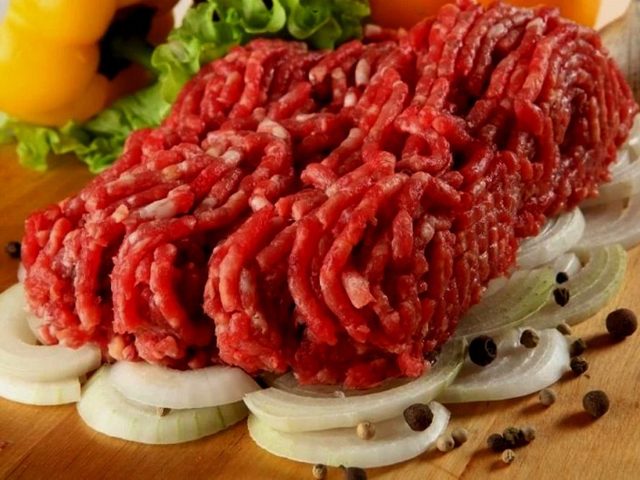 Как правильно замораживать готовый фарш? Можно ли заморозить фарш с луком?