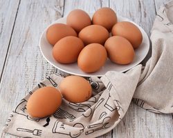 Яйца с двумя желтками: почему их несут куры и можно ли их есть?