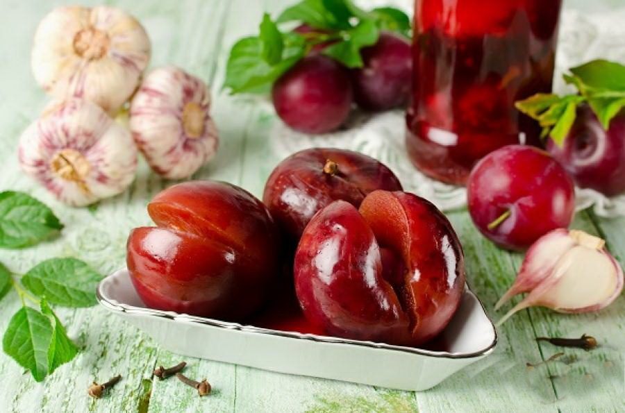 Сливы с чесноком