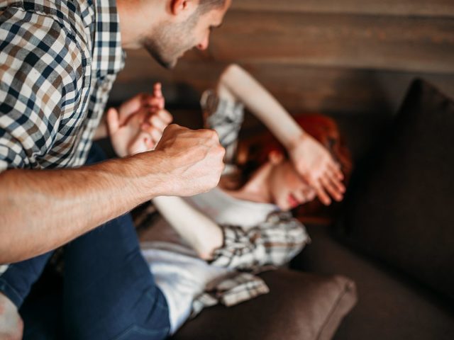 Почему бьют женщин? Есть ли женщины, которые сами выпрашивают побои?