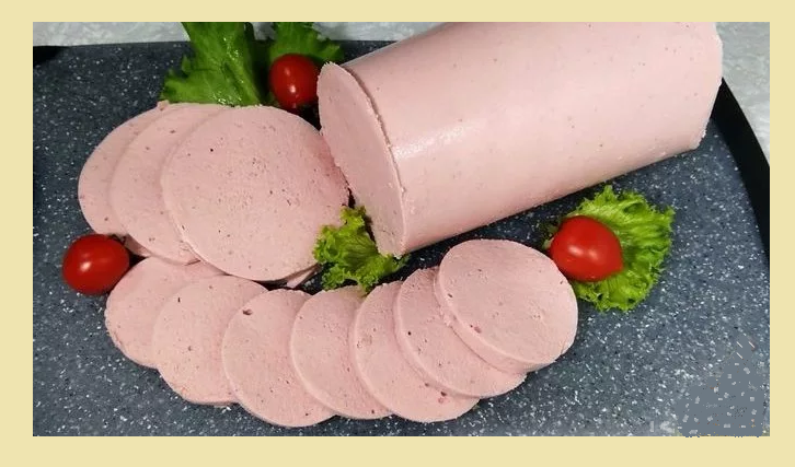 Домашняя куриная вареная колбаса со свекольным соком в бутылке