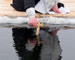 Что делать с прошлогодней крещенской святой водой?