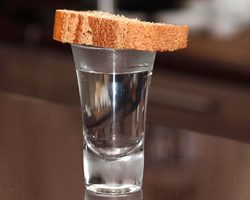 Что делать с поминальной рюмкой и хлебом после поминок?