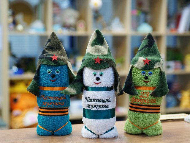 Прикольные подарки друзьям, коллегам, мужчинам на 23 февраля: идеи, список подарков