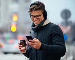 Почему девушка отвечает, но не пишет первой: стоит ли писать ей?
