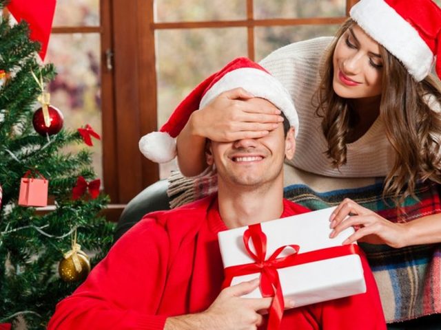 Какой сделать сюрприз любимому парню, мужчине на Новый год: 130+ самых крутых идей