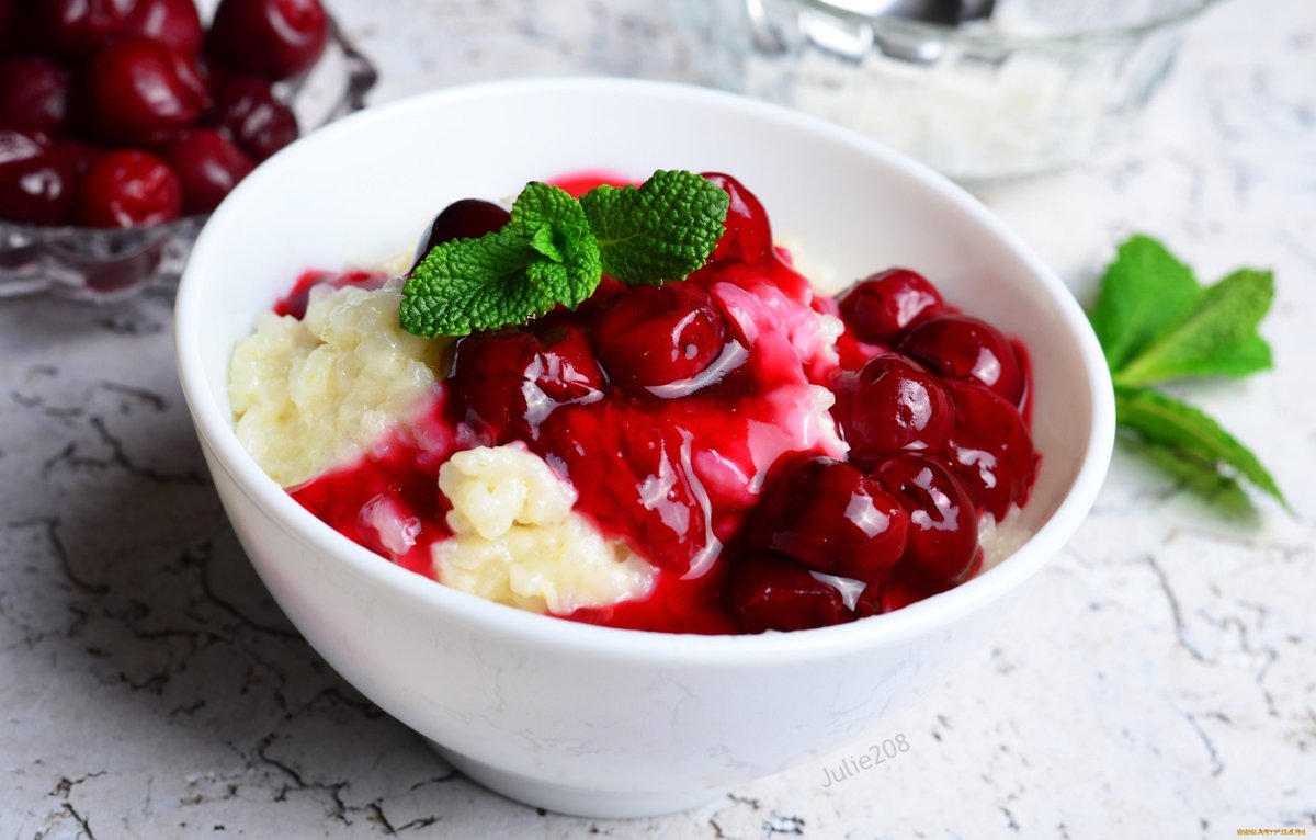 Творог с сахаром и ягодами - это вкусно и полезно