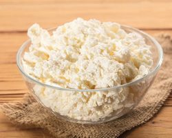 В какое время дня лучше есть творог и другие молочные продукты?