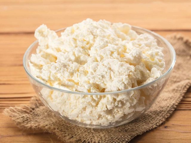 В какое время дня лучше есть творог и другие молочные продукты?