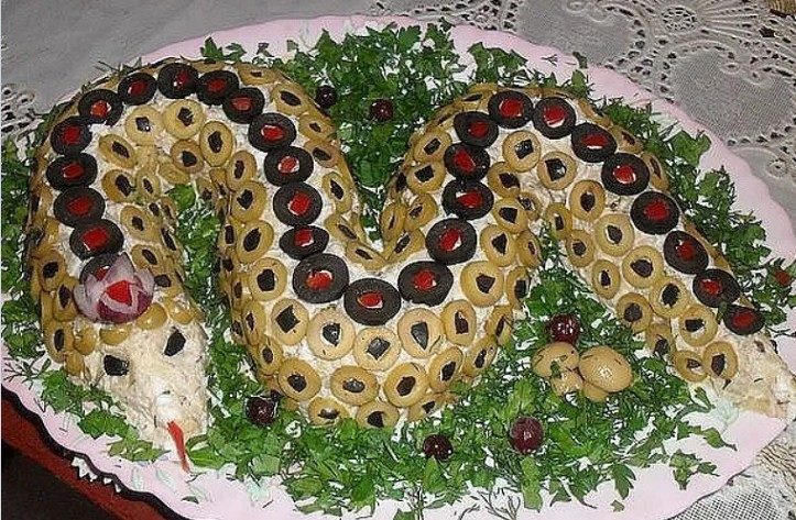 Салат в виде змеи