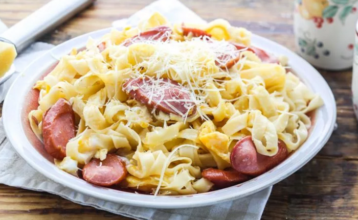 Макароны, спагетти с сардельками и сыром