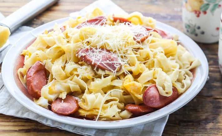 Макароны, спагетти с сардельками и сыром