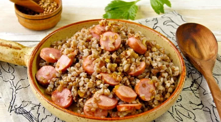 Гречка с сардельками