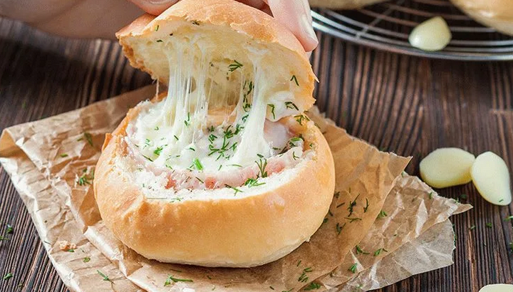 Жульен с сардельками в булке
