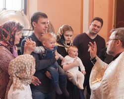 Сколько раз можно крестить ребенка одному человеку, мужчине, женщине?
