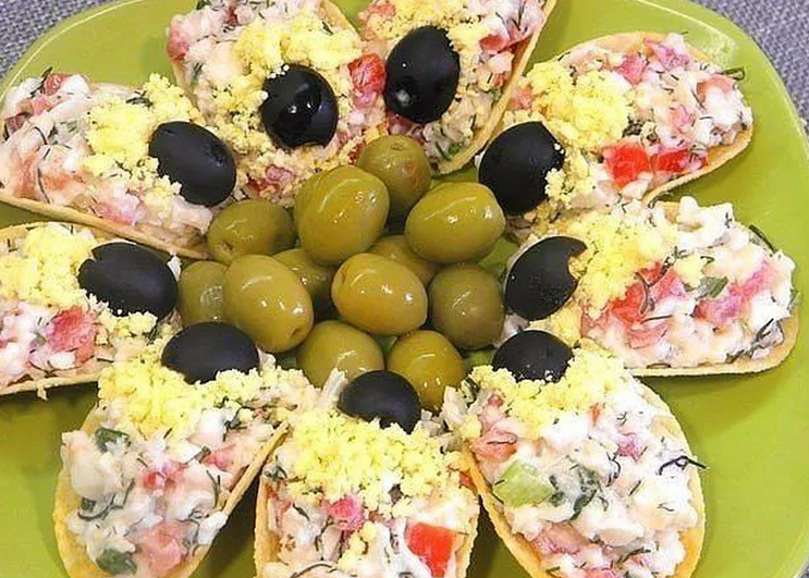 Простая холодная сырная закуска с помидорами на чипсах