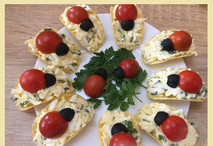 Закуска «божья коровка» на чипсах для фуршета