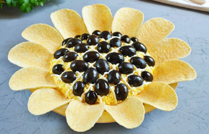 Салат закусочный «подсолнух» с чипсами
