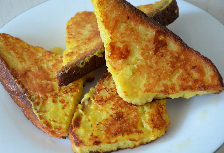 Гренки на сковороде из пасхальных куличей