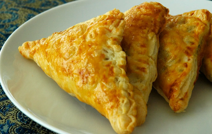 Треугольники с картофелем и курицей из остатков слоеного дрожжевого теста