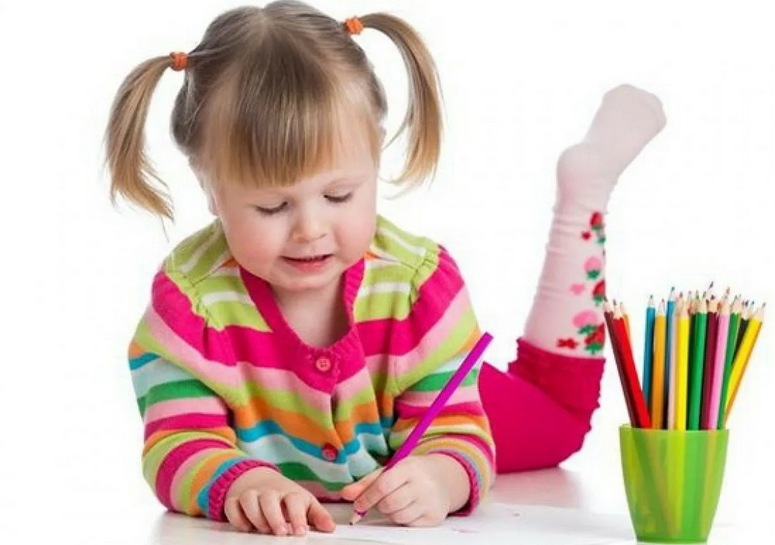 В возрасте 4-5 лет определяется ведущая рука
