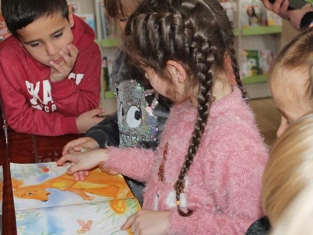 Что такое инсценированное чтение басни, сказки?