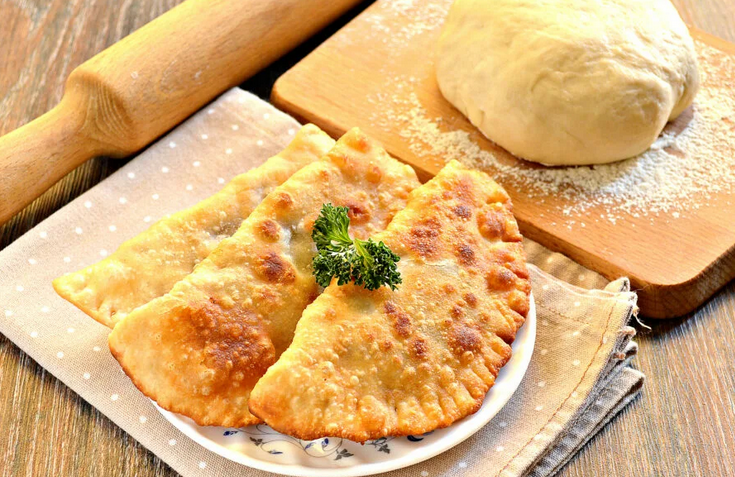 Лепешки с начинкой из мяса и с зеленью из теста для чебуреков