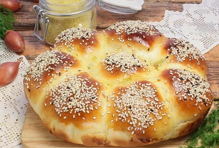 Дрожжевой пирог с брынзой и зеленью из остатка теста для пиццы