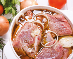 Как правильно солить мясо для шашлыка: нужно ли и когда лучше, сколько соли нужно на кг мяса?