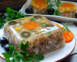 В холодную или кипящую воду бросать мясо для холодца: секреты приготовления идеального холодца. Когда солить холодец — в начале или конце варки?