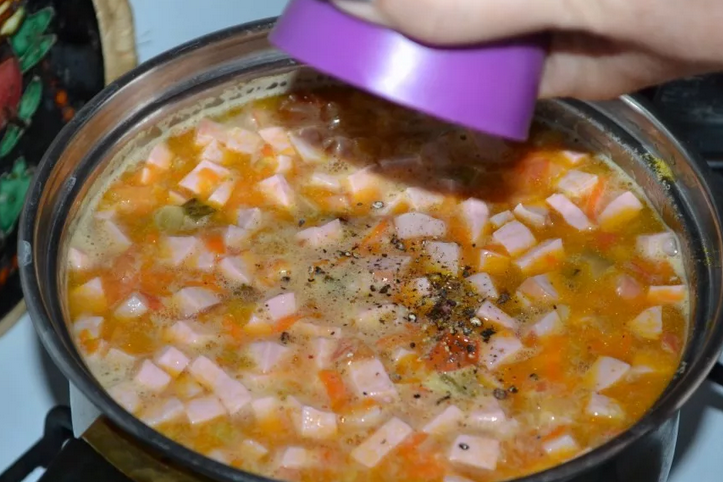 Посолите и поперчите солянку