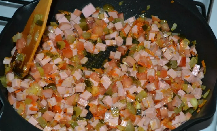 Мясо и копчености порежьте и пожарьте на сковородке