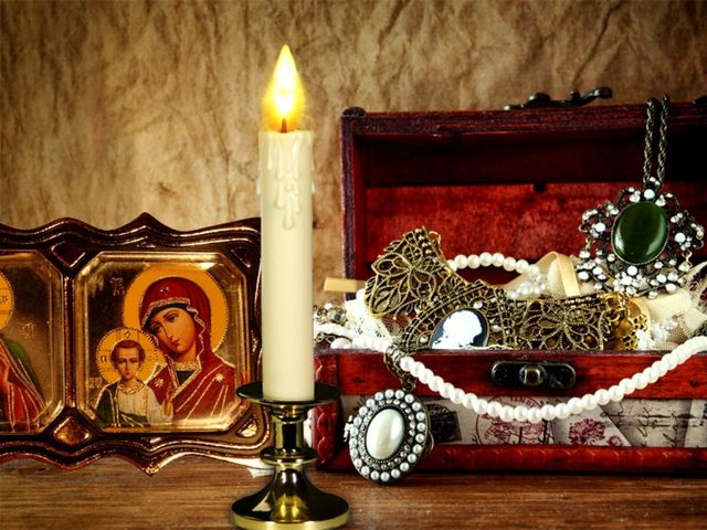 Ювелирные украшения: можно ли забрать себе вещь умершего?