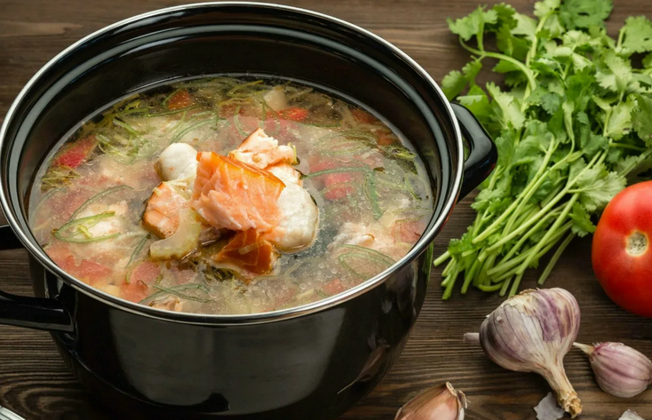 Вкусная уха с овощами и специями