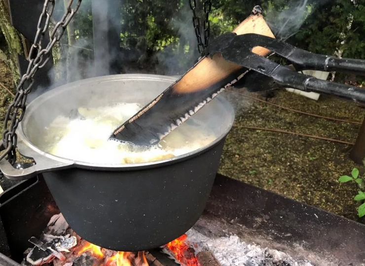 Поморская уха с горящим поленом