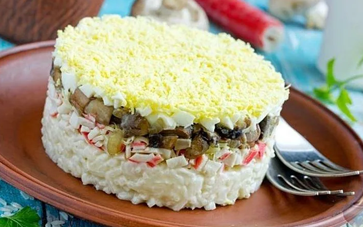 Крабовый салат с жареными грибами и луком