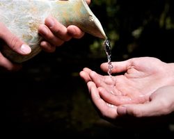 Приметы про воду. Разбавлять чай водой: примета. Что значит, пролить воду на пол, поперхнуться водой?
