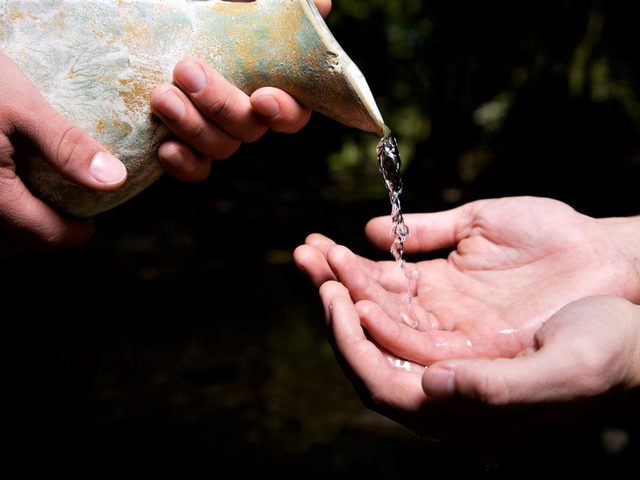 Приметы про воду. Разбавлять чай водой: примета. Что значит, пролить воду на пол, поперхнуться водой?
