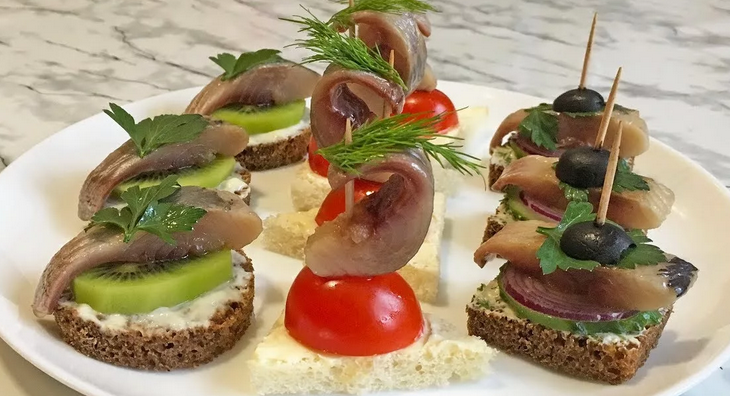Канапе с остатками селедки и черным хлебом на шпажках
