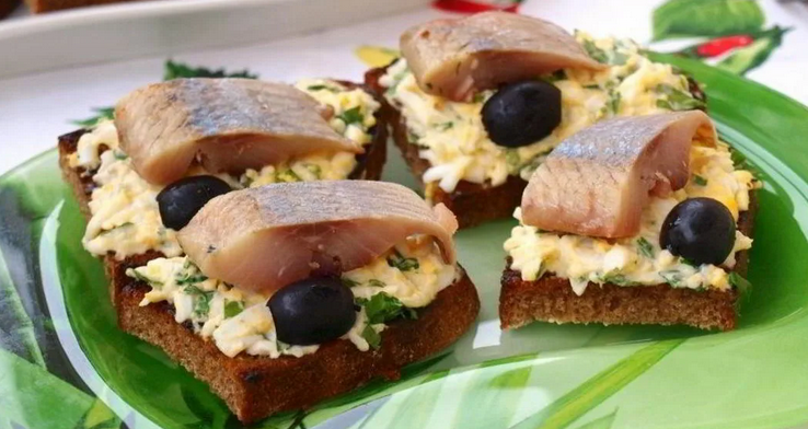 Гренки с яйцом и остатками сельди