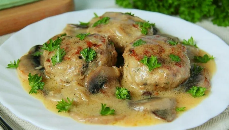 Котлеты, тушенные с грибами из остатков