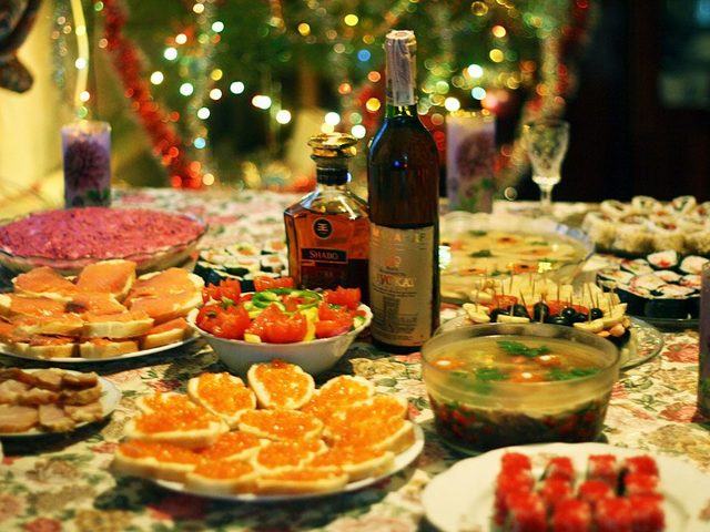 Новогодний стол из одной курицы. Новогодний стол за 500 рублей из курицы. 5 рецептов из курицы к новогоднему столу